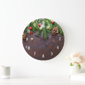 Rustic Christmas Table with Pine & Snow ラージ壁時計 (ホーム)