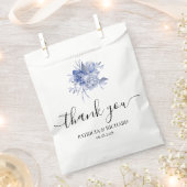 rustic dusty blue roses and other flowers フェイバーバッグ (クリップ留めされた状態)