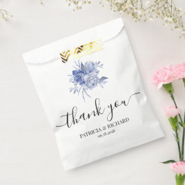 rustic dusty blue roses and other flowers フェイバーバッグ