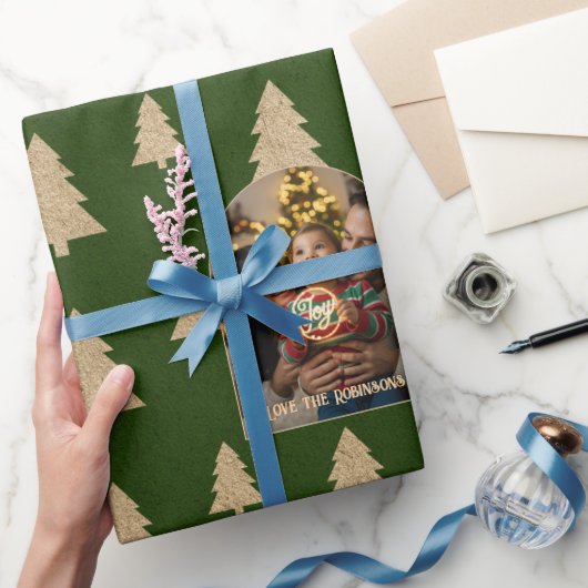 Rustic Evergreen Tree Personalized Christmas Photo ラッピングペーパー (ギフト)