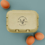 Rustic Family Farm Personalized Fresh Chicken Eggs ラバースタンプ<br><div class="desc">This stamp is the perfect addition to your family business. With your coop name and "fresh eggs" at the bottom, and a hen in the center, this stamp makes sure people know exactly what you're about and gives an extra personal touch to all your packaging. Click the "personalize this template"...</div>