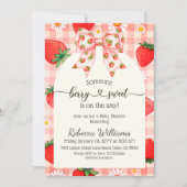 Rustic Gingham Strawberry Berry Sweet Baby Shower 招待状 (正面)