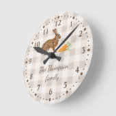 Rustic Hare And Carrots Farmhouse Beige Gingham ラウンド壁時計 (傾斜)