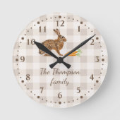 Rustic Hare And Carrots Farmhouse Beige Gingham ラウンド壁時計 (正面)