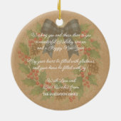 Rustic Holly Wreath Blue Black Checkered Bow セラミックオーナメント (裏面)