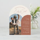 Rustic Modern Arch Terracotta Beige Photo Wedding 招待状 (スタンド正面)