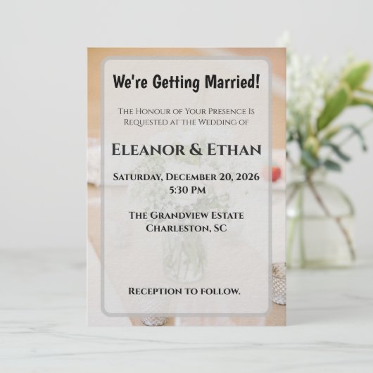 Rustic Neutral White Rose Burlap Mason Jar Wedding 招待状 (スタンド正面)