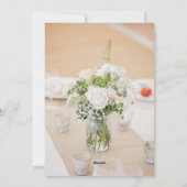 Rustic Neutral White Rose Burlap Mason Jar Wedding 招待状 (裏面)