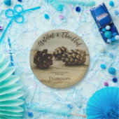 Rustic Pinecones Custom Family Name Thanksgiving ペーパープレート (パーティー)