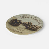 Rustic Pinecones Custom Family Name Thanksgiving ペーパープレート (アングル)