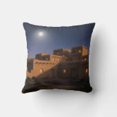 Rustic Pueblo Adobe Home Under Moonlit Sky クッション (裏面)
