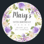 Rustic Purple Floral 90th Birthday Thank You ラウンドシール<br><div class="desc">紫とアイボリーの白いバラは美しい素朴なフローラリースを作成する。誕生日の女性の名前は大きな書スクリプトフォントに入っている。90誕生日と感謝していお前気持ち後を追。この誕生日ステッカーはパープル素朴フローラ植物学90誕生日コレクションの一部である。多くのDIYテンプレートが含まれており、招待状とパーティー供給をすばやく作成できる。</div>