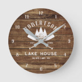 Rustic Wood Family Name Lake House Trees ラウンド壁時計 (正面)