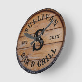 Rustic Wood Farmhouse Personalized Monogram Name ラウンド壁時計 (傾斜)