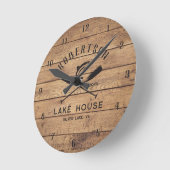 Rustic Wood Lake House Family Name ラウンド壁時計 (傾斜)