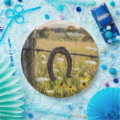 Rusty Horseshoe on Barbed Wire Fence ペーパープレート (パーティー)