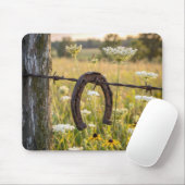 Rusty Horseshoe on Barbed Wire Fence マウスパッド (マウス)