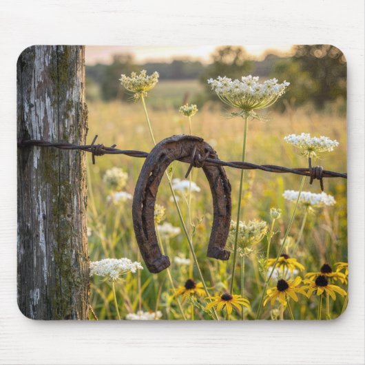 Rusty Horseshoe on Barbed Wire Fence マウスパッド (正面)