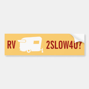 RVは余りに4つUを遅らせますか。 -旅行トレーラーのユーモア バンパーステッカー