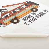 RVキャンピングトレーラー「ホームはYou Park It」 シェルパブランケット (3/4)