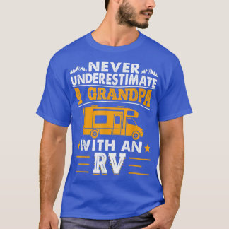 RVキャンプFで祖父を過小評価してはいけない Tシャツ