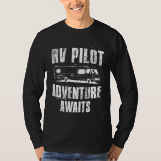 RV Pilot Camping Adventure Awaits Motorhome Travel Tシャツ