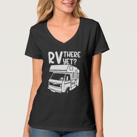 RV There Yet Outdoor Nature Road Camping Trip Tシャツ (正面)