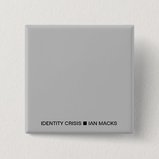RVE Ian MacksのID CRISISピン（灰色の四角） 缶バッジ (正面)