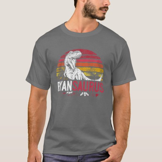 Ryan Saurus Funny Personalized Dinosaur T Rex Name Tシャツ (正面)