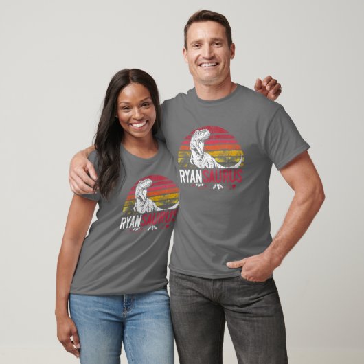 Ryan Saurus Funny Personalized Dinosaur T Rex Name Tシャツ (ユニセックス)