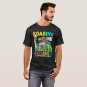 Sに戻る4年生の恐竜のバックパックに轟音 Tシャツ (正面フル)