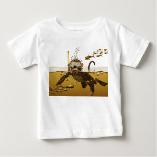 Sの中の金色のメカニカルフィッシュとシュノーケリングするサル ベビーTシャツ