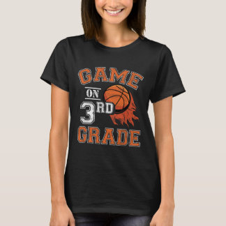 Sの3年生バスケットボールの最初の日のおもしろいゲーム Tシャツ