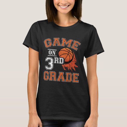 Sの3年生バスケットボールの最初の日のおもしろいゲーム Tシャツ (正面)