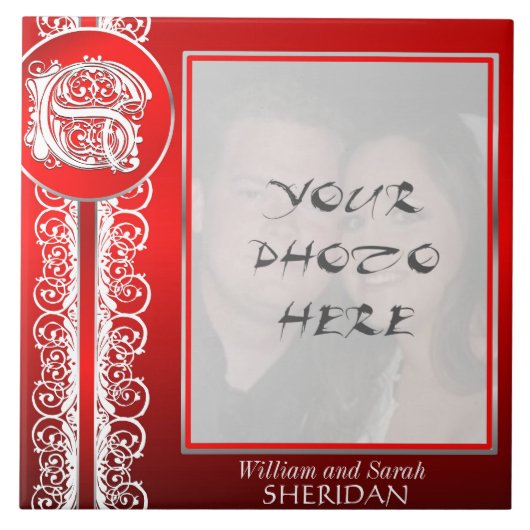 Sモノグラム「赤の白いレース」と写真 – タイル (正面)