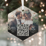 s曲結婚QRコード&写真ニューリュウズ六角形 ガラスオーナメント<br><div class="desc">楽し祝い1日の休日は、インタラクティブなQRコード六角ガラスのエレガントクリスマスオーナメントと新婚。写真とこの上のすべての文言はパーソナライズするテンプレートであシンプルる。(写真配置のヒント：Zazzleのウェブサイトにアップロードする前に、画像を正確に中央に配置する簡単の方法)。 白黒デザインはミニマルモダンタイポグラフィとスキャン可能な1つのQRコードが写真と重なり合ってお気に入りのいる。携帯電話でコードをスキャンすることにより、あなたはあなたの曲やプレイリストに聞行くことができるWebサイトに直接送結婚信される。新しいカップルからのビデオメッセージにリンクしたり、オンラインフォトアルバム、ソーシャルメディアページ、またはインターネット上の他のサイトにゲストを送信したりすることもできます。このユニーク記念結婚品は新しい夫婦のクリスマスの家庭の装飾スタイリッシュにtouchを追加する。メリークリスマス&新しいミスターおめでとうミセス！</div>