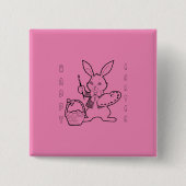 s絵を描エッグピンクハッピーイースターバニーピンボタン 缶バッジ (正面)