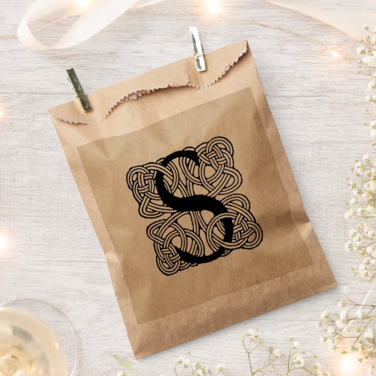 「S」のレトロなケルト結びのイニシャルマーク フェイバーバッグ (クリップ留めされた状態)