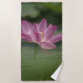 Sacred Pink Lotus Blossom - Serene Zen Art for Med ビーチタオル (正面)
