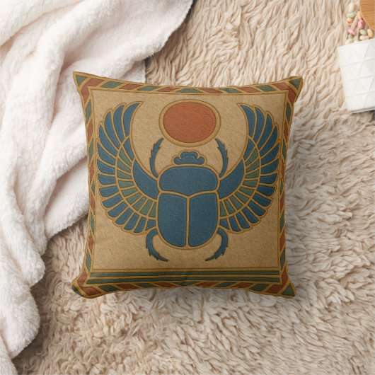 Sacred Winged Scarab Protective Gold Pillow クッション (ブランケット)