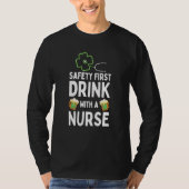 Safety First Drink With A Nurse Beer St Patrick's Tシャツ (正面)