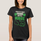 Safety First Drink With A Nurse Shamrock St Patric Tシャツ (正面)