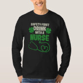 Safety First Drink With A Nurse Shamrock St Patric Tシャツ (正面)