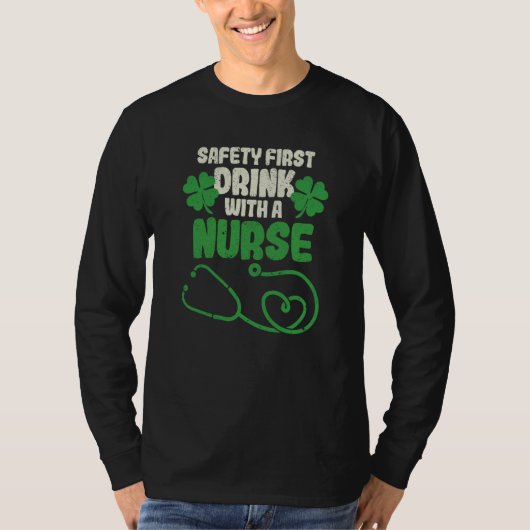 Safety First Drink With A Nurse Shamrock St Patric Tシャツ (正面)