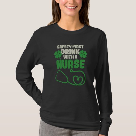 Safety First Drink With A Nurse Shamrock St Patric Tシャツ (正面)