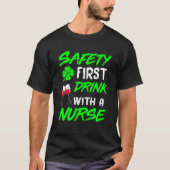 Safety First Drink With A Nurse St Patrick Day Men Tシャツ (正面)