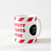 Safety Starts Here 赤白ファイヤーテープ ロゴ コーヒーマグカップ (正面右)