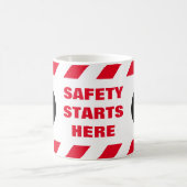 Safety Starts Here 赤白ファイヤーテープ ロゴ コーヒーマグカップ (中央)