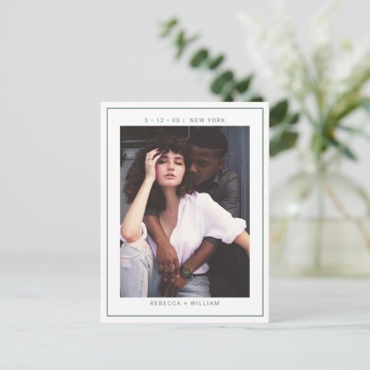 Sageグリーンフォトウェディング日付を保存招待状 ポストカード (スタンド正面)