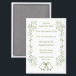 Sage Bells Scrollwork Wedding日付を保存 マグネット<br><div class="desc">ウェディング日付マグネットベルのデザインを保存。こカスタマイズのセージ色の結婚式はあなたの詳細と日付磁石結婚を保存する。このペー救済ジのリン連絡クを介して私たちと一緒に何か必要な場合。セージ色のベルのデザインパーソナライズされた結婚式の日付磁石を保存</div>